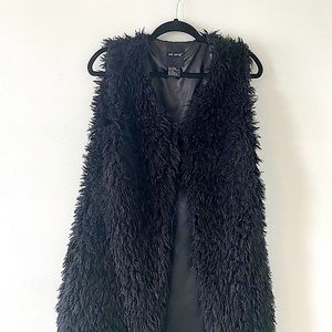 Me Jane long faux fur black vest with pockets and chest clasp